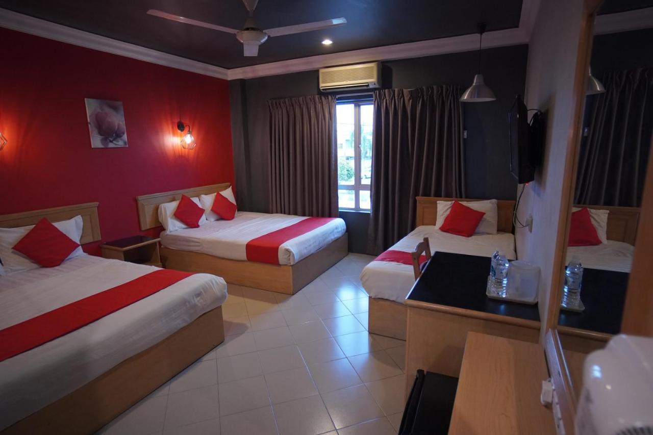 V Hotel Teluk Intan Room photo